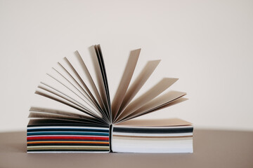 aufgeschlagenes, buntes Buch