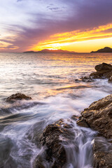 Sonnenuntergang auf der Insel Otok Lopud, Elafiten, Dalmatien, Kroatien, mit Brandung