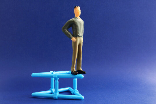 Balanced executive on the vertex of a triangular structure