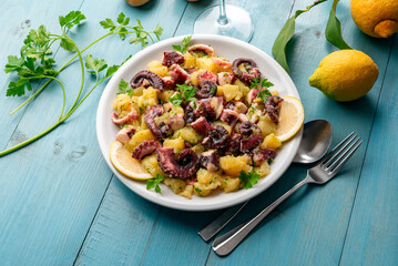 Insalata di polpo e patate, ricetta mediterranea, cibo italiano 