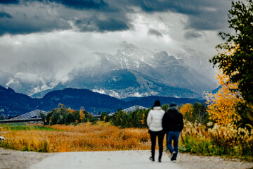 Winterwanderung in Richtung Berge, Spaziergang Richtung Vorarlberger Berge mit Schnee und tiefen Wolken