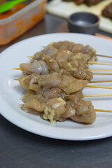 pinchos crudos de pollo preparados para cocinar
