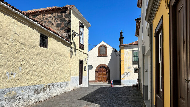 Calle peatonal y Parroquia de Santo Domingo de Guzm&aacute;n en la ciudad de San Crist&oacute;bal de La Laguna