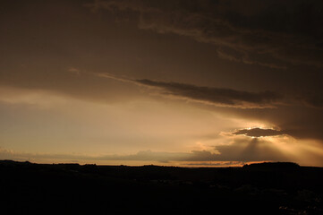 sol entre nuvens entardecer lindo 