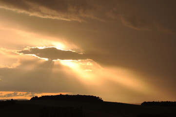 sol entre nuvens entardecer lindo 