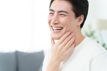 男性の横顔　メンズケア　メンズビューティー　ヒゲ脱毛　顎髭