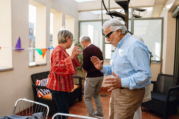 Obraz premium A man is dancing near a group of three friends