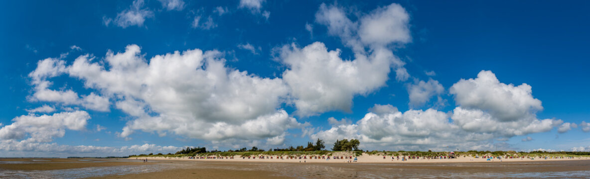 Badestrand auf der NordseeInsel F&ouml;hr mit Watt bei Ebbe und sonnigen Sommerwetter mit aufgelockerter Bew&ouml;lkung