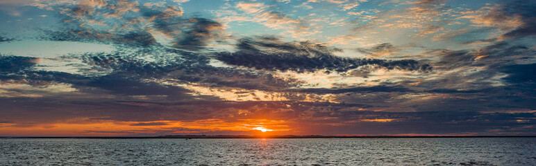 Sonnenuntergang &uuml;ber der Nordseeinsel Sylt vom Strand von Utersum auf der Nordseeinsel F&ouml;hr aus gesehen, mit dramatischer Wolkenbildung