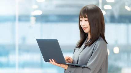 パソコンを使う女性・ビジネスウーマン