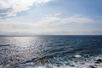 片瀬白田の海岸線。沖に伊豆諸島が見えている。
伊豆半島の海岸線を走る列車、伊豆急行線の車窓からの風景
静岡県伊豆半島、伊豆急行線車内 - 2025年
