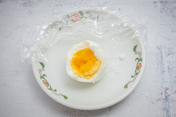 お皿のゆで卵