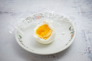 お皿のゆで卵