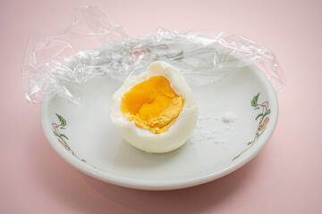 お皿のゆで卵