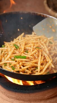 Northwest Chinese Farmhouse: Stir-Frying Yangyu Caca with Green Pepper
