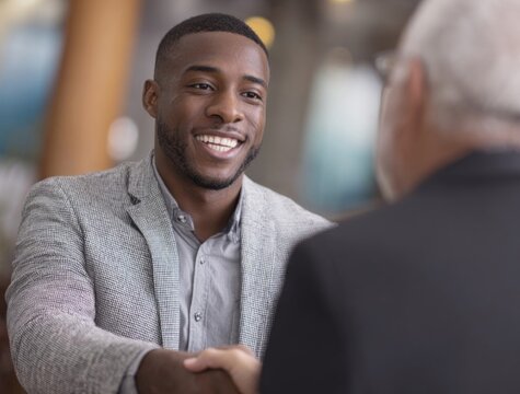 🤝🤝Agreement of Deal: A close-up of two individuals in business suits shaking hands. This scene symbolizes unity, agreement, and the start of a new collaboration.
