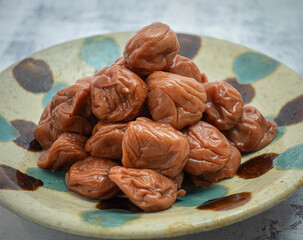 皿に山盛りの梅干し