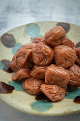 皿に山盛りの梅干し