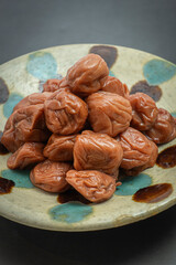 皿に山盛りの梅干し