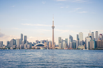Obraz premium Scenic cityscape view of the Toronto skyline from across Lake Ontario.