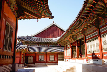 Naklejka premium Gyeongbokgung Palace, Seoul, South Korea, 05.06.2015: Traditional Korean architecture at Gyeongbokgung Palace in Seoul, showcasing vibrant colors and intricate designs in the historical setting