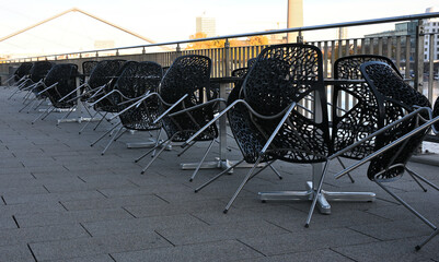 St&uuml;hle an der Restaurant Terrasse in D&uuml;sseldorfer Medienhafen, Deutschland