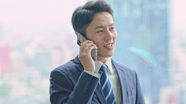 電話をするビジネスマン