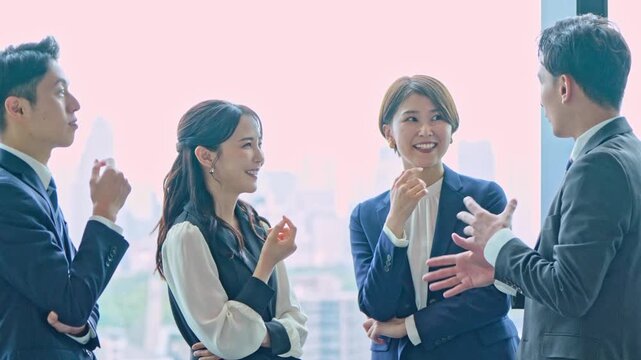 高層ビルで話すビジネスマン