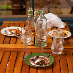 Tisch nach dem Essen mit Gläser und Teller zum Abräumen