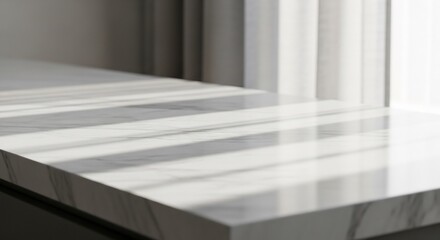 Obraz premium 大理石カウンタートップに差し込む柔らかい光の抽象的な静物写真