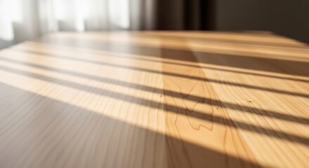 窓から差し込む光が木製テーブルを照らす穏やかな朝の風景