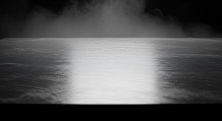 黒背景に立ち込める白い煙の幻想的な抽象風景写真