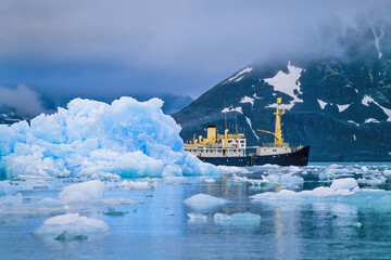 Obraz premium Ships traveling in the ice on the coast of Svalbard