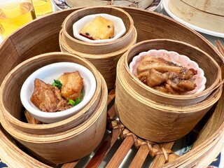 蒸篭の中の蒸したての美味しそうな点心料理