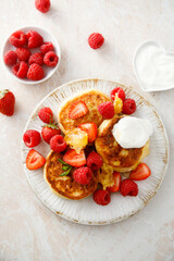 Cottage cheese patties with raspberry and honeycomb