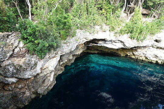 Sapphire Blue Hole, Eleuthera, Bahamas