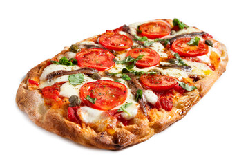 Pinsa romana condita con mozzarella, pomodoro fresco, capperi e acciughe, cibo italiano 