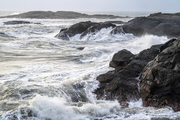 Rauhe, felsige, Küste, mit brechenden Wellen bei Sturm