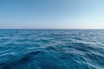 Obraz premium Vast blue sea beneath bright clear sky