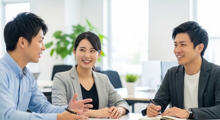 笑顔で和気あいあいとミーティングをしている20代日本人男女社員のチーム