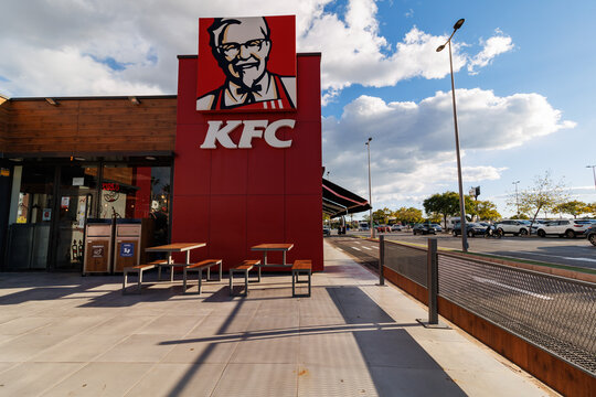 Restaurante KFC (Kentucky Fried Chicken) con Cartel Exterior y Zona de Terraza en un D&iacute;a Soleado en San Vicente del Raspeig (Alicante) el 21 de noviembre de 2025, Espa&ntilde;a