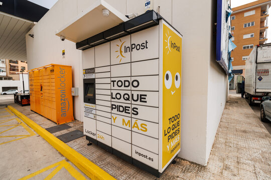 Taquillas de Recogida Autom&aacute;tica InPost y Amazon Locker en Alcoy el 24 de noviembre de 2025, Espa&ntilde;a