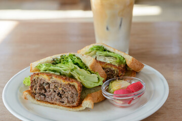 カツレツサンドとアイスカフェラテのランチプレート