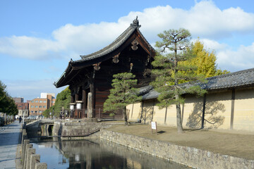 秋の東寺　南大門　京都市南区九条町