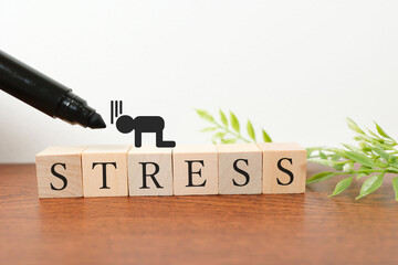 ストレスと疲労の概念イメージ。落ち込む人物シルエット。