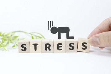 ストレスと疲労の概念イメージ。落ち込む人物シルエット。