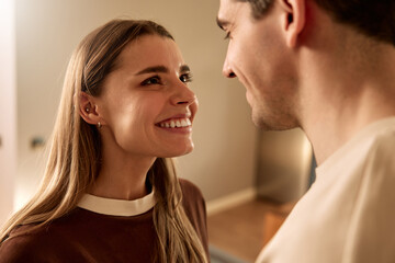 Naklejka premium Happy couple looking at each other with love on Valentine's Day