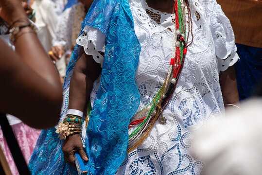 Close-up of the torso and hands of a Baiana de Acaraj, participating in the Baianas Day celebration in Pelourinho, Salvador, Bahia.