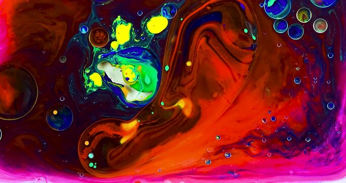 Movimento a rallentatore in un fluido oleoso di vernici colorate e brillanti