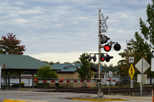 railroad crossing sign with red flashing light signal